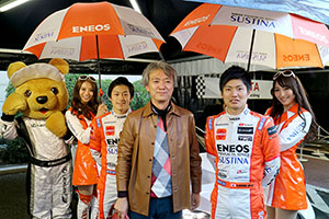 レクサス くま吉 LEXUS TEAM LeMans ENEOSのドライバーとコンパニオンと革ジャンの男性と@ TGRP 横浜