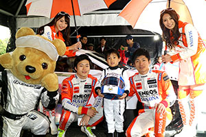 レクサス くま吉 LEXUS TEAM LeMans ENEOSのドライバーとコンパニオンとレクサススーツのヘルメットを両手で抱えた少年と@ TGRP 横浜