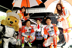 レクサス くま吉 LEXUS TEAM LeMans ENEOSのドライバーとコンパニオンとAKB team 8のコスプレでピースサインの女の子と@ TGRP 横浜