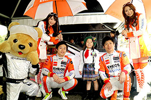 レクサス くま吉 LEXUS TEAM LeMans ENEOSのドライバーとコンパニオンとAKB team 8のコスプレで胸を張った女の子と@ TGRP 横浜