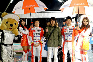 レクサス くま吉 LEXUS TEAM LeMans ENEOSのドライバーとコンパニオンとカーキ色のダウンコートの男性と@ TGRP 横浜