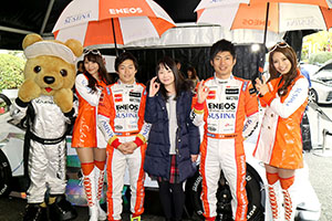 レクサス くま吉 LEXUS TEAM LeMans ENEOSのドライバーとコンパニオンと赤チェックスカートの女性と@ TGRP 横浜