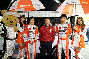 レクサス くま吉 LEXUS TEAM LeMans ENEOSのドライバーとコンパニオンと赤いスタジャンの男性と@ TGRP 横浜