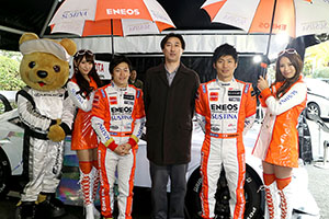 レクサス くま吉 LEXUS TEAM LeMans ENEOSのドライバーとコンパニオンとブラウンのコートの男性と@ TGRP 横浜