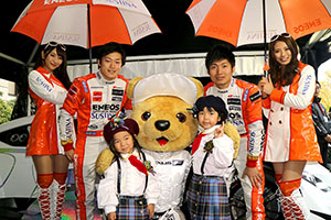 レクサス くま吉 LEXUS TEAM LeMans ENEOSのドライバーとコンパニオンとAKB team 8のコスプレの姉妹と@ TGRP 横浜