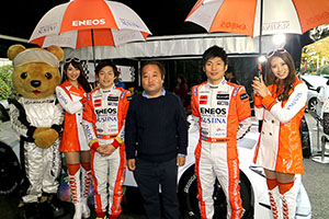 レクサス くま吉 LEXUS TEAM LeMans ENEOSのドライバーとコンパニオンと黒いセーターの男性と@ TGRP 横浜