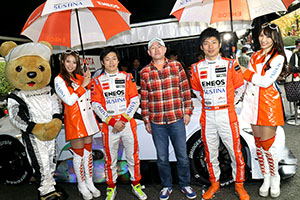 レクサス くま吉 LEXUS TEAM LeMans ENEOSのドライバーとコンパニオンとオレンジのチェックシャツの男性と@ TGRP 横浜