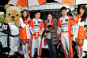 レクサス くま吉 LEXUS TEAM LeMans ENEOSのドライバーとコンパニオンとダックスフントを抱えた女性と@ TGRP 横浜