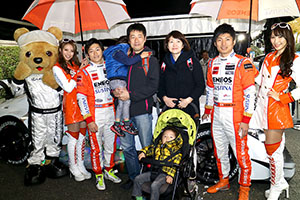 レクサス くま吉 LEXUS TEAM LeMans ENEOSのドライバーとコンパニオンとベビーカーの4人家族と@ TGRP 横浜