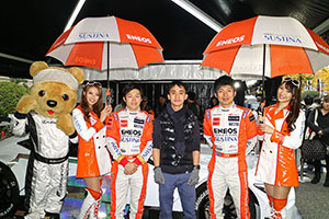 レクサス くま吉 LEXUS TEAM LeMans ENEOSのドライバーとコンパニオンと手袋をした少年と@ TGRP 横浜