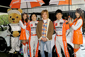 レクサス くま吉 LEXUS TEAM LeMans ENEOSのドライバーとコンパニオンと金髪の男性と@ TGRP 横浜