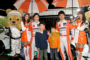 レクサス くま吉 LEXUS TEAM LeMans ENEOSのドライバーとコンパニオンと紺とオレンジパーカの兄弟と@ TGRP 横浜