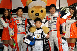 レクサス くま吉 LEXUS TEAM LeMans ENEOSのドライバーとコンパニオンとレクサススーツでピースサインがキマっている少年と@ TGRP 横浜