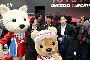 トヨタ くま吉 ルーキーちゃんとスーツ姿の女性3人組と@ 東京オートサロン2016