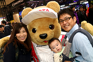 トヨタ くま吉 赤ちゃんを前に抱えた3人親子と@ 東京オートサロン2016