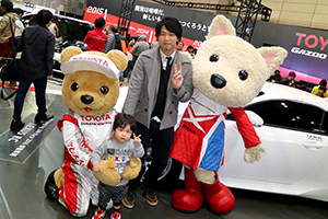 トヨタ くま吉 ルーキーちゃんとグレーのコートの親子と@ 東京オートサロン2016