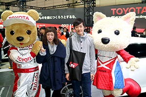 トヨタ くま吉 ルーキーちゃんとグレーパーカのカップルと@ 東京オートサロン2016