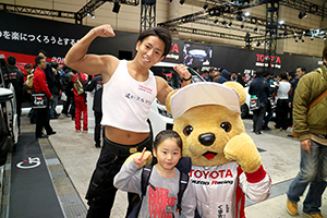 トヨタ くま吉 クルマッチョとグレーのロンTの女の子と@ 東京オートサロン2016