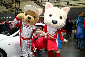 トヨタ くま吉 ルーキーちゃんと赤ダウンの少年と@ 東京オートサロン2016