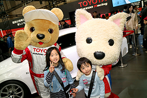 トヨタ くま吉 ルーキーちゃんと水色のダンガリーシャツの姉弟と@ 東京オートサロン2016