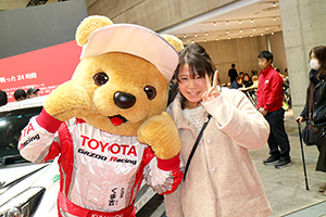トヨタ くま吉 ピンクのコートでピースサインの女性と@ 東京オートサロン2016
