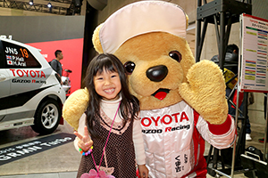 トヨタ くま吉 ピンクと茶色のドット柄ワンピースの女の子と@ 東京オートサロン2016