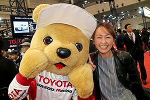 トヨタ くま吉 レザージャケットの女性と@ 東京オートサロン2016