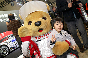 トヨタ くま吉 ホワイトグレーのシャツの少年と@ 東京オートサロン2016