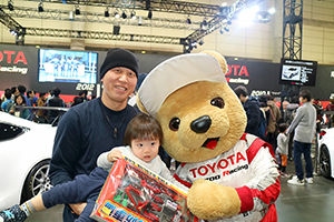 トヨタ くま吉 消防車両ミニカーを買った親子と@ 東京オートサロン2016