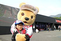 トヨタ くま吉 手袋をした少年と@ WEC 2015年 第6戦 富士6時間レース