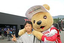 トヨタ くま吉 グレーパーカの少年と@ WEC 2015年 第6戦 富士6時間レース
