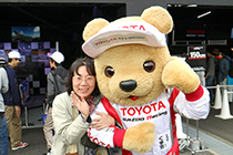 トヨタ くま吉 ベージュコートの女性と@ WEC 2015年 第6戦 富士6時間レース