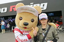 トヨタ くま吉 コーヒーを持った女の子と@ WEC 2015年 第6戦 富士6時間レース