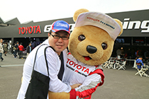 トヨタ くま吉 黒トートバッグの男性と@ WEC 2015年 第6戦 富士6時間レース
