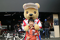 トヨタ くま吉 オレンジの上着の少年と@ WEC 2015年 第6戦 富士6時間レース