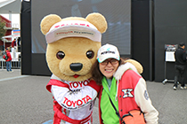 トヨタ くま吉 黄緑色のフリースの女性と@ WEC 2015年 第6戦 富士6時間レース