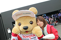 トヨタ くま吉 赤パーカの女性と@ WEC 2015年 第6戦 富士6時間レース