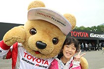 トヨタ くま吉 ピンク白の服の女の子と@ WEC 2015年 第6戦 富士6時間レース