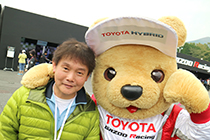 トヨタ くま吉 緑のダウンの男性と@ WEC 2015年 第6戦 富士6時間レース