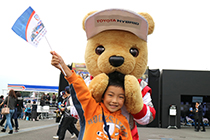 トヨタ くま吉 オレンジのパーカの少年と@ WEC 2015年 第6戦 富士6時間レース