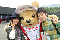 トヨタ くま吉 黒いハットのカップルと@ WEC 2015年 第6戦 富士6時間レース
