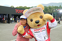 トヨタ くま吉 銀縁眼鏡の男性と@ WEC 2015年 第6戦 富士6時間レース