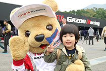 トヨタ くま吉 茶色のリュックの少年と@ WEC 2015年 第6戦 富士6時間レース