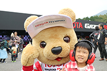 トヨタ くま吉 赤いヘッドセットの少年と@ WEC 2015年 第6戦 富士6時間レース