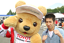 トヨタ くま吉 ファイティングポーズの男性と@ WEC 2015年 第6戦 富士6時間レース