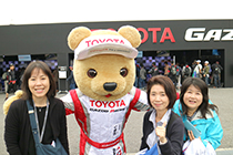 トヨタ くま吉 黒カーディガンの女性3人と@ WEC 2015年 第6戦 富士6時間レース