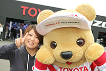 トヨタ くま吉 チャンピオンパーカの女性と@ WEC 2015年 第6戦 富士6時間レース