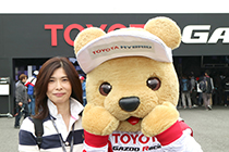 トヨタ くま吉 ストライプ柄のポロシャツの女性と@ WEC 2015年 第6戦 富士6時間レース