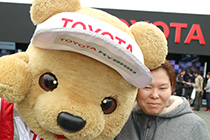 トヨタ くま吉 グレーパーカの女性と@ WEC 2015年 第6戦 富士6時間レース
