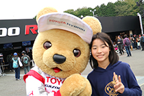 トヨタ くま吉 紺パーカの女の子と@ WEC 2015年 第6戦 富士6時間レース